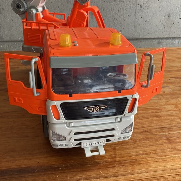 Large Crane Truck - Picture 12 of 15